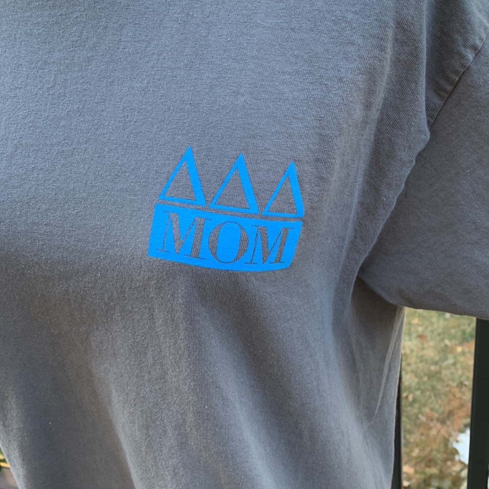 Tri Delta Mom T‑Shirt Sorority College Spirit Wear Delta Delta Delta ΔΔΔ  - Picture 3 of 6